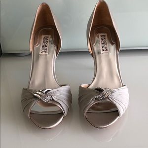 NWOT Gray Badgley Mischka Rhinestone Pumps